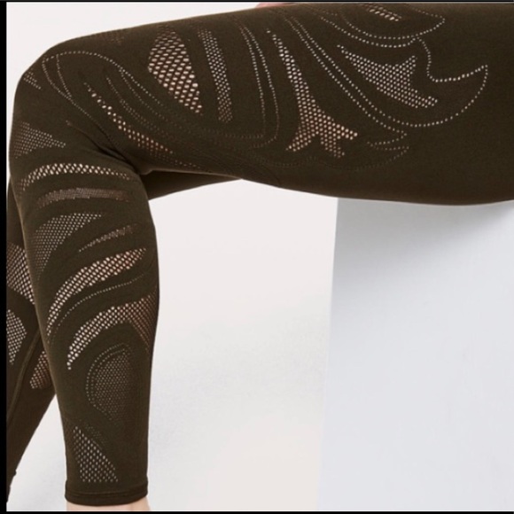 Lululemon Reveal Tight 26" 
En Avante - Picture 2 of 8